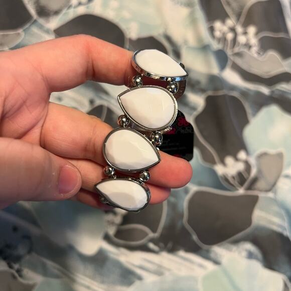 NWT paparazzi white and silver gem stretchy bracelet - Picture 1 of 4